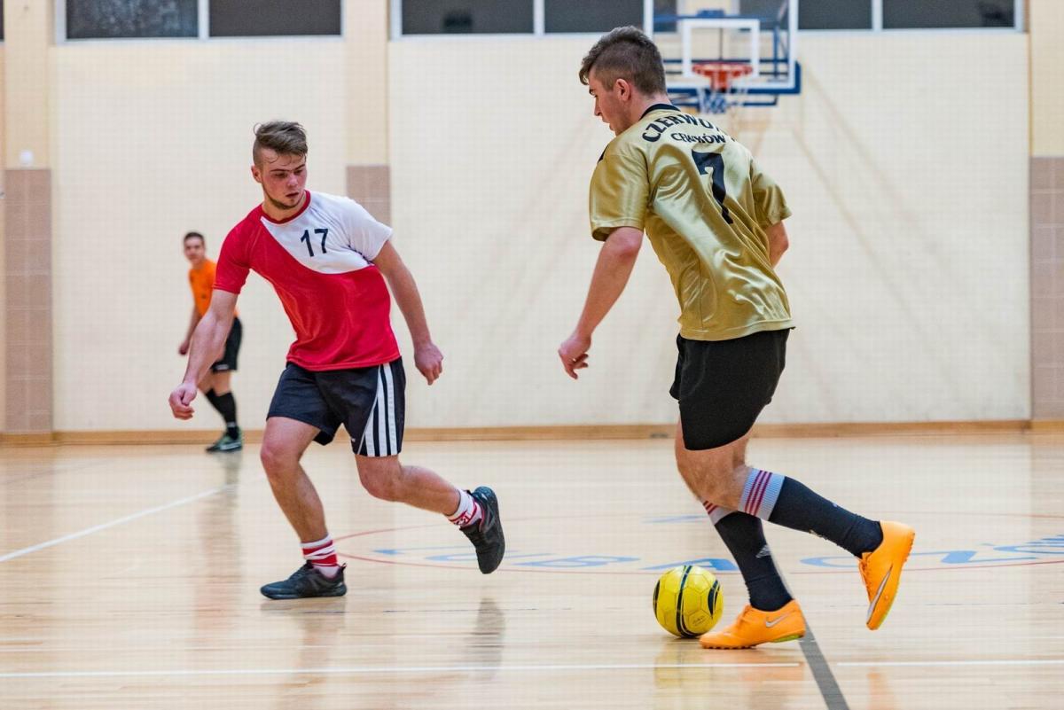 W pojedynku drużyny Kozak Squad (biało-czerwone koszulki) z Czerwonymi Cewków padło aż 12 bramek. <br/>fot.Tomasz Mielnik
