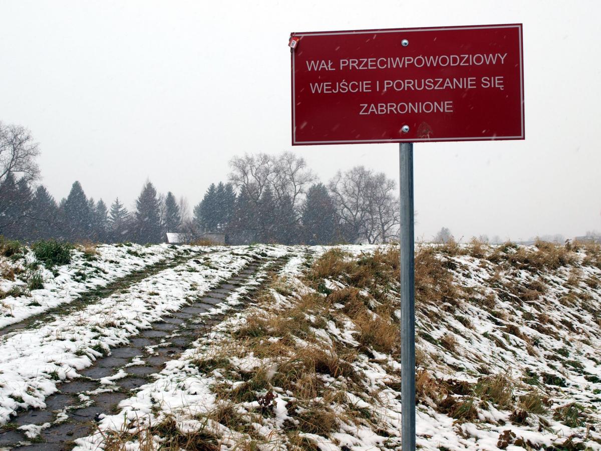 Taka tabliczka wmurowana została niedawno przy wejściu na wał przeciwpowodziowy przy ulicy Małej w Przemyślu. Wejście na wał jest zabronione!<br/>fot.Mariusz Godos