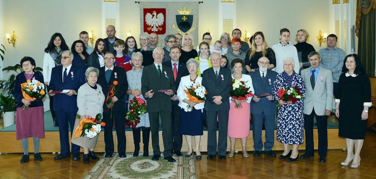 Szacowni Jubilaci z rodzinami i władzami miasta na wspólnym zdjęciu.<br/>fot.UM Przemyśl