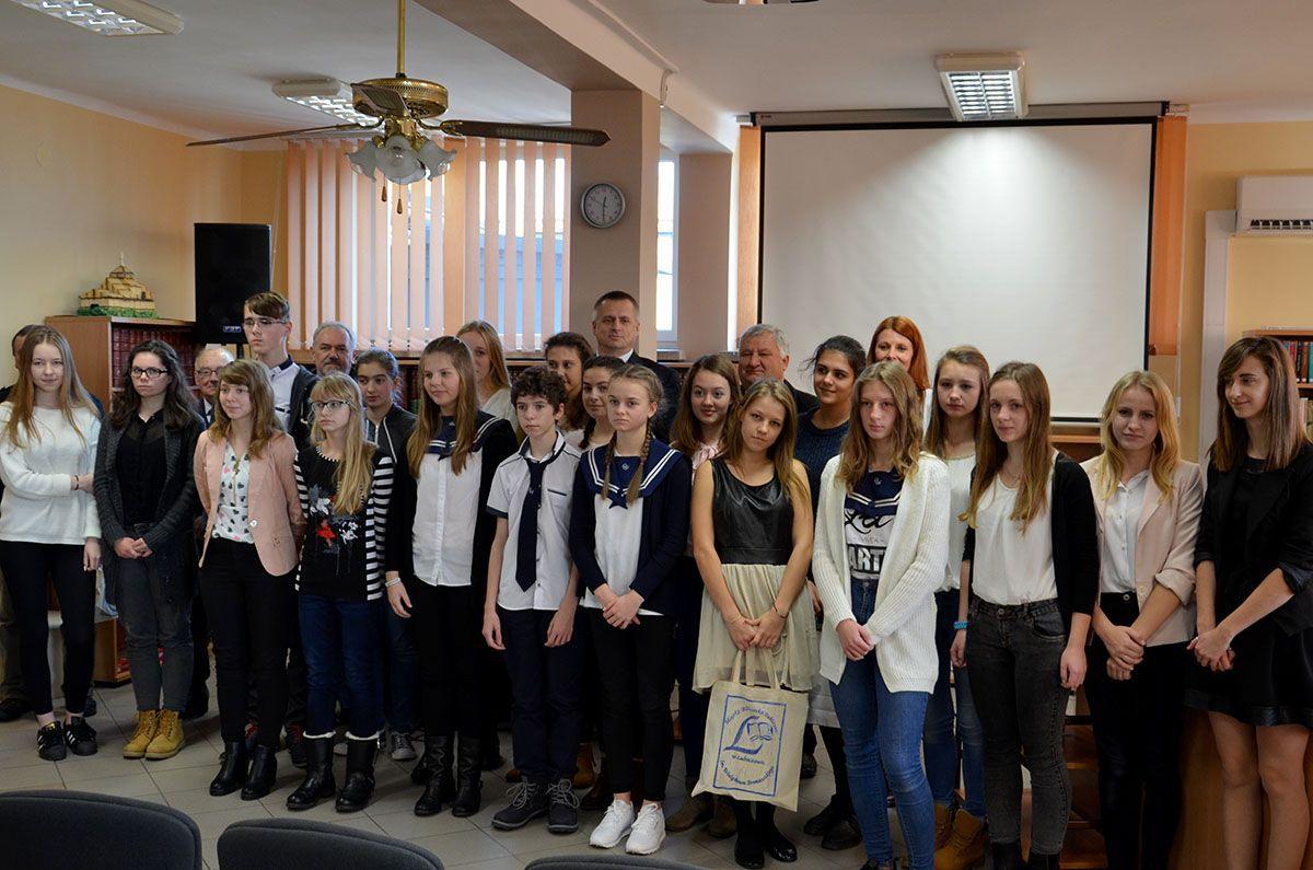 Laureaci, wyróżnieni oraz organizatorzy konkursu.<br/>fot.Archiwum MBP Lubaczów