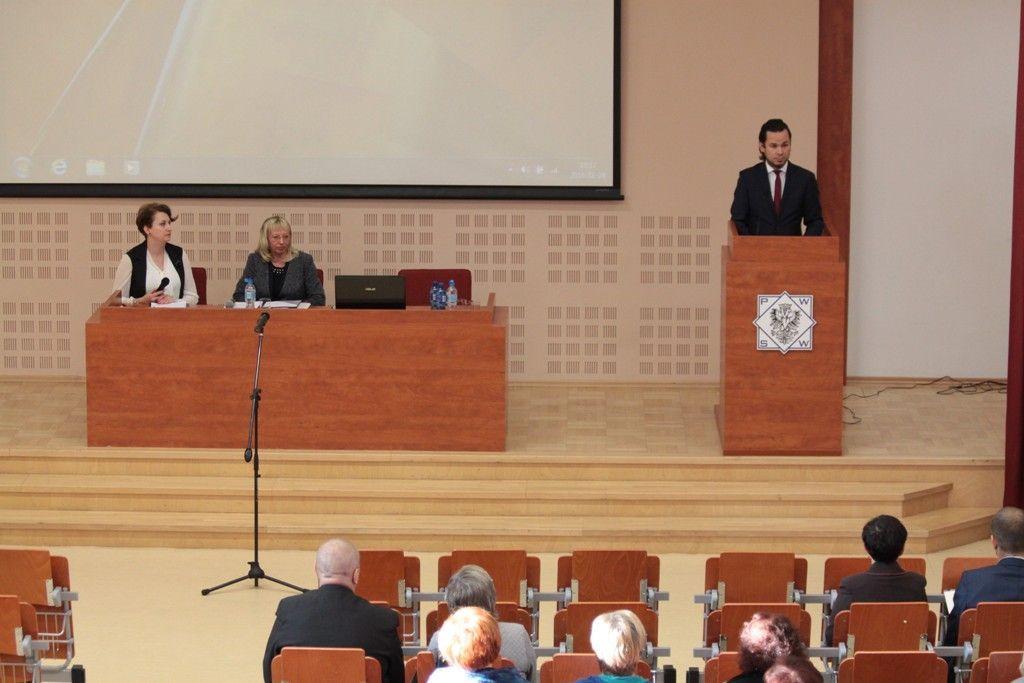 Pierwszego dnia obrady miały miejsce w uczelnianej auli. Konferencję otworzył rektor PWSW dr Paweł Trefler. <br/>fot.archiwum organizatora