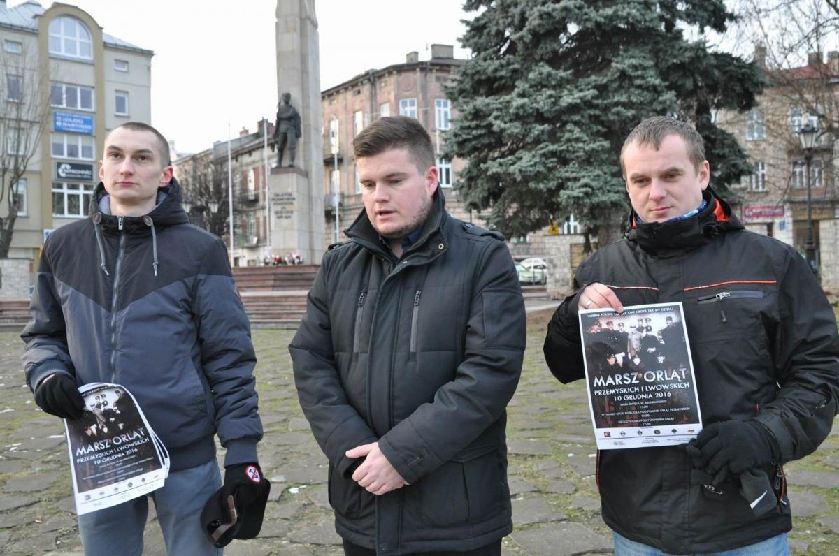 – Chciałbym zaprosić na marsz wszystkich mieszkańców Przemyśla i naszego regionu. Uważam, że ta inicjatywa powinna nas łączyć – zachęca Tomasz Hadała, prezes przemyskiego koła Młodzieży Wszechpolskiej. Obok niego Robert Jakubowski z ruchu Patriotyczny Przemyśl (z lewej) i Wojciech Pawliszak – asyste
