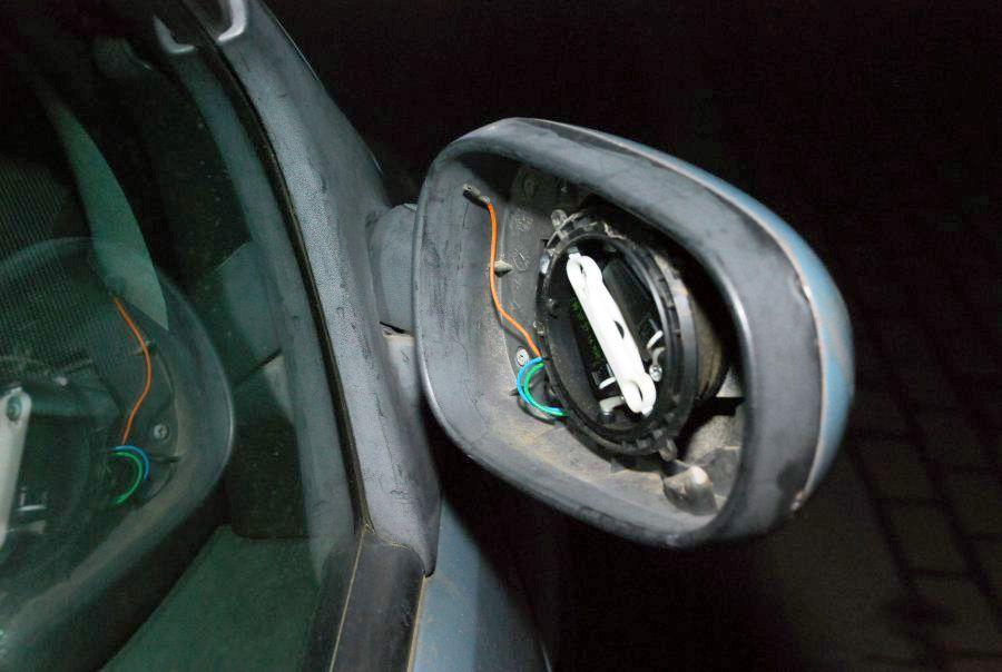Rozbite lusterko renaulta, którym potrącona została 8-letnia dziewczynka.<br/>fot.KPP Sanok