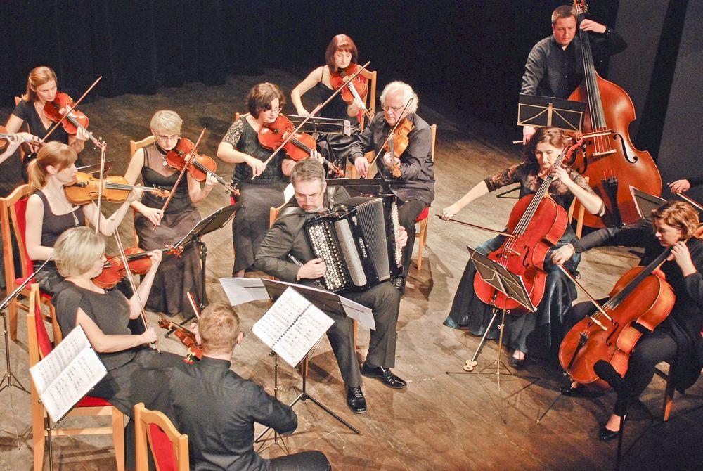 Koncert finałowy. Klaudiusz Baran (akordeon) i Przemyska Orkiestra Kameralna. Czuć było wzajemne przenikanie się energii dyrygenta, zespołu i solisty.<br/>fot.Adam Erd