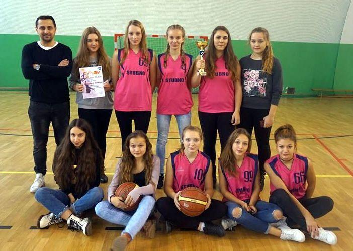 Zwycięska reprezentacja Gimnazjum w Stubnie z trenerem Danielem Zielenkiewiczem.<br/>fot.ze zbiorów własnych