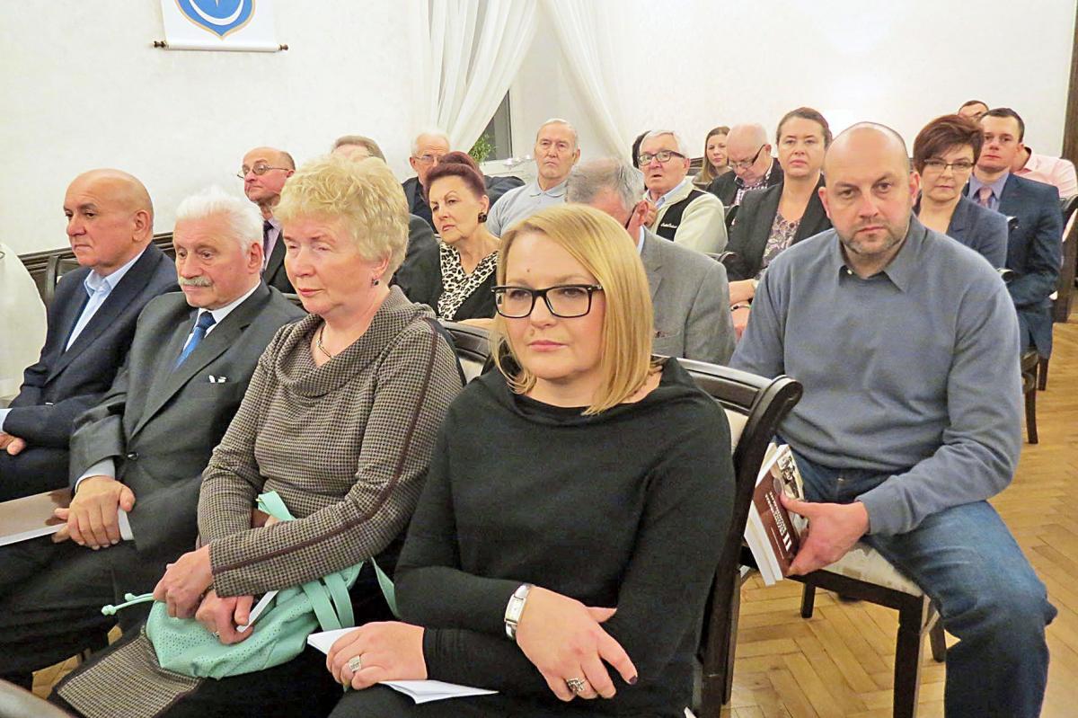 Małgorzata Wołoszyn z Muzeum w Przeworsku opowiedziała o materiałach archiwalnych do dziejów Przeworska odnalezionych w czasie rewitalizacji ratusza w 2012 r.<br/>fot.Barbara Chmura