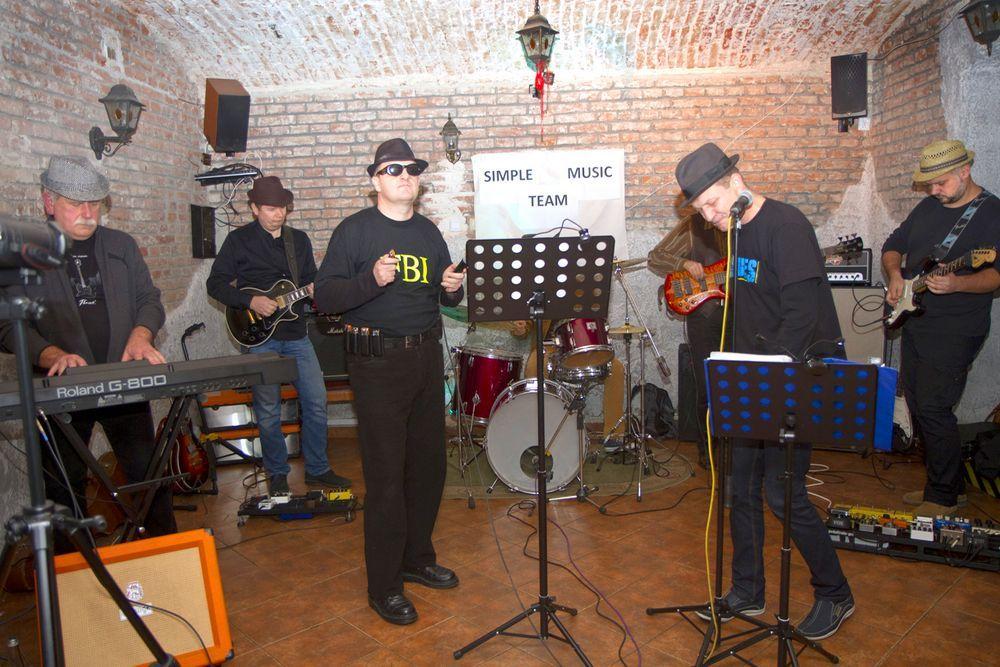 „Simple Music Team” w pełnym składzie podczas koncertu w „CK Monarchii”.<br/>fot.Jacek Szwic