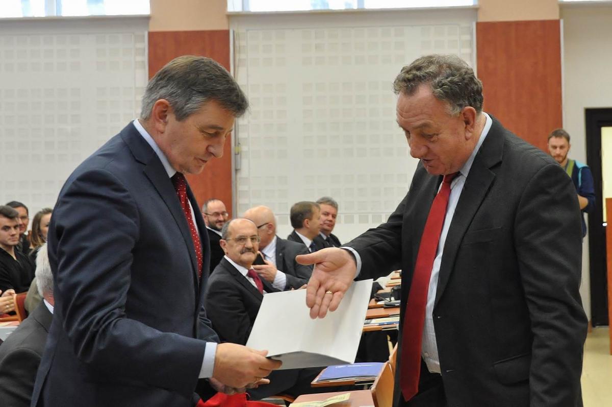 Jan Draus wręcza Markowi Kuchcińskiemu projekt ustawy o powołaniu Akademii Wschodnioeuropejskiej. <br/>fot.Paweł Bugira