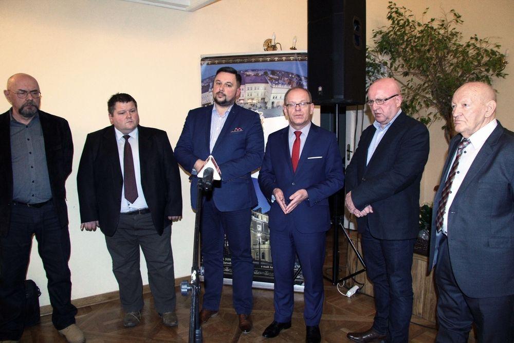   Przedstawicieli wojewódzkich władz SLD przyjmował Józef Lis, wiceprzewodniczący Rady Wojewódzkiej i szef formacji w Jarosławiu (pierwszy z prawej).<br/>fot.Roman Kijanka
