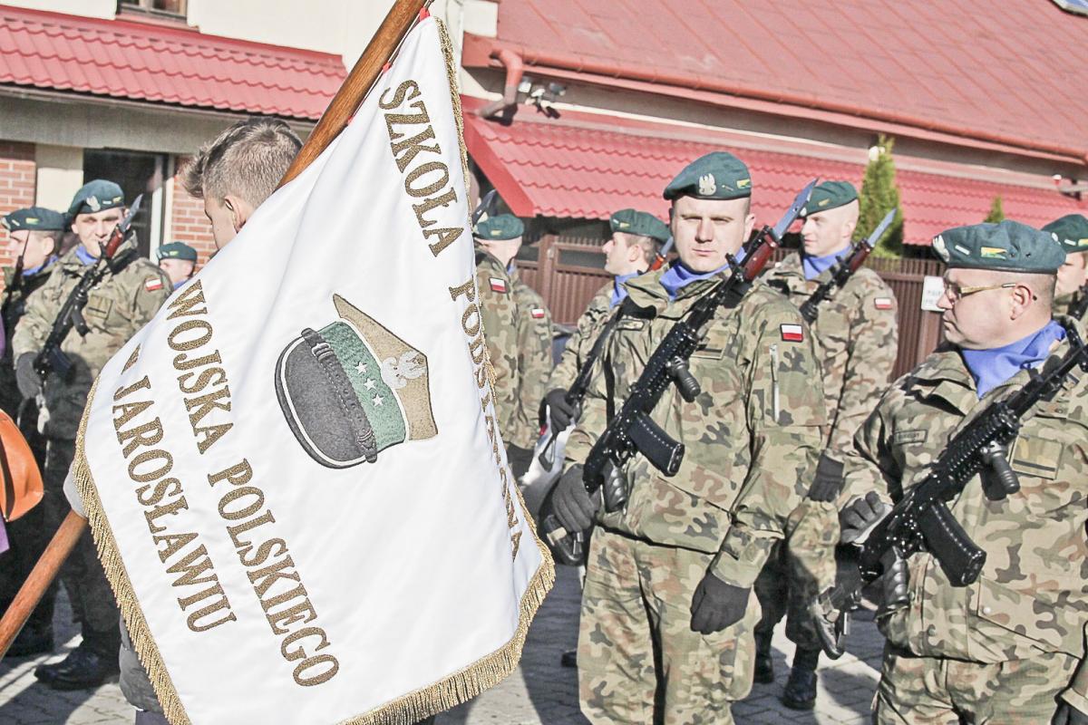 Na święcie szkoły noszącej imię Wojska Polskiego byli też żołnierze.<br/>fot.Roman Kijanka