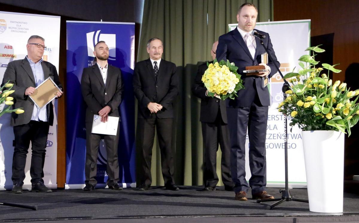 Gala wręczenia nagród odbyła się 25 listopada br. w Warszawie. W kategorii „Media Roku” wygrał portal brd.pl reprezentowany przez Łukasza Zboralskiego (pierwszy z prawej). W finałowej trójce były „Polskie Drogi” i ich twórca Michał Nowotyński (drugi z lewej) oraz Radio Kraków.<br/>fot.Zbiory PdBRD