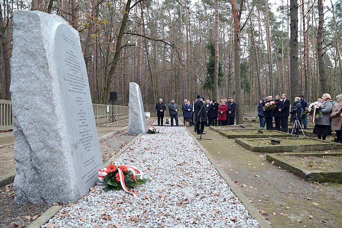 Uroczystość odsłonięcia obelisków z nazwiskami pomordowanych Żydów.   <br/>fot.Krzysztof Bielawski 