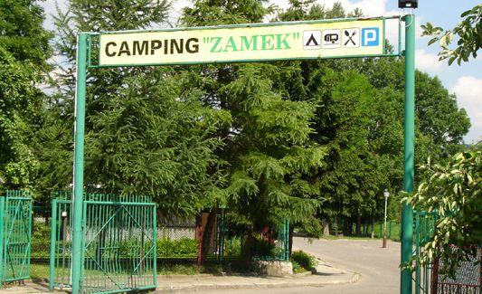 Przed wielu laty camping „Zamek” był odwiedzany przez turystów. Od kilku lat jego stan woła o pomstę do nieba. Dobrze, że wreszcie ktoś tym terenem się zainteresował i go zagospodaruje.<br/>fot.ze zbiorów własnych