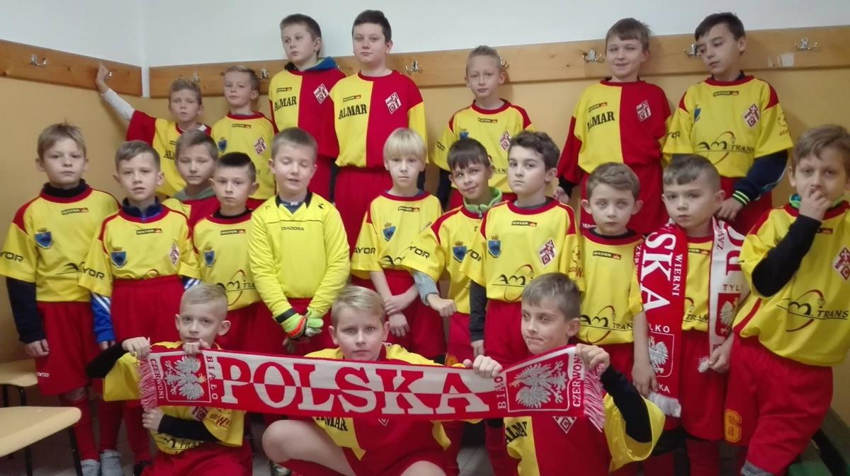 Młodzi chłopcy trenujący na co dzień w Czuwaju mieli wyprowadzić do prezentacji zawodników obu reprezentacji, ale nie doczekali się tego zaszczytu. Było im bardzo przykro, wielu z nich się rozpłakało. Przeżyli ogromny zawód.<br/>fot.ze zbiorów własnych