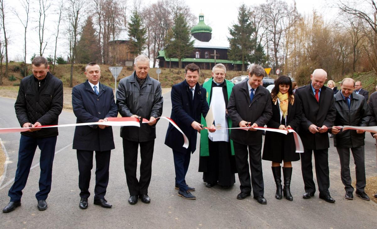 W uroczystym przecięciu wstęgi uczestniczyli m.in.: władze gminy Fredropol, radni gminni, przedstawiciele wykonawców i mieszkańcy.<br/>fot.Mariusz Godos