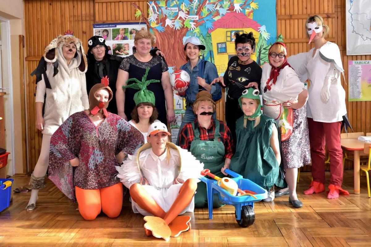 Pracownicy Przedszkola nr 3 jako bohaterowie Rzepki Juliana Tuwima.<br/>fot.ze zbiorów przedszkola