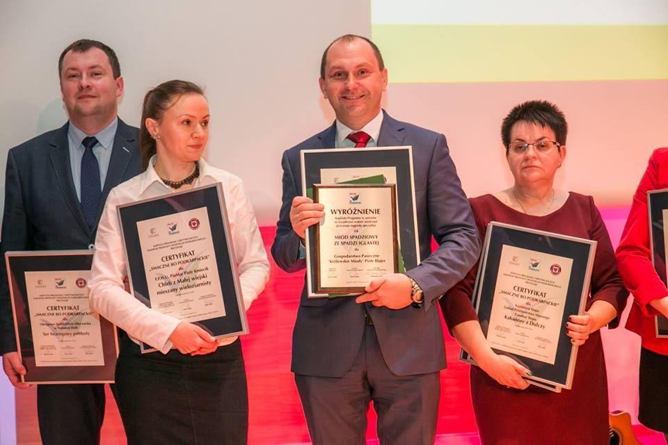– To wyróżnienie daje mi energię do intensywnej pracy w kolejnym sezonie i umacnia w przekonaniu, że to, co robimy, ma sens – skomentował wyróżnienie Piotr Blajer (w środku), właściciel Gospodarstwa Pasiecznego „Królewskie Miody” w Chorzowie w gm. Roźwienica, który odebrał nagrodę specjalną za miód 