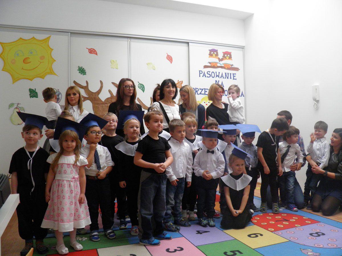 Pamiątkowe zdjęcie uczestników jednego z ważniejszych wydarzeń w życiu przedszkola.<br/>fot.Urszula Gielo