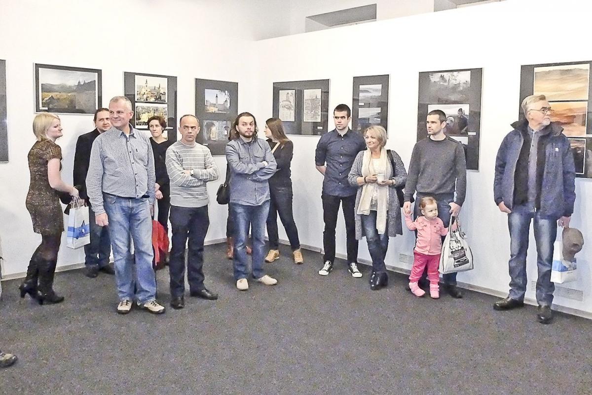 Autorzy i goście na wernisażu wystawy „Karpackie oblicza”.<br/>fot.Jacek Szwic