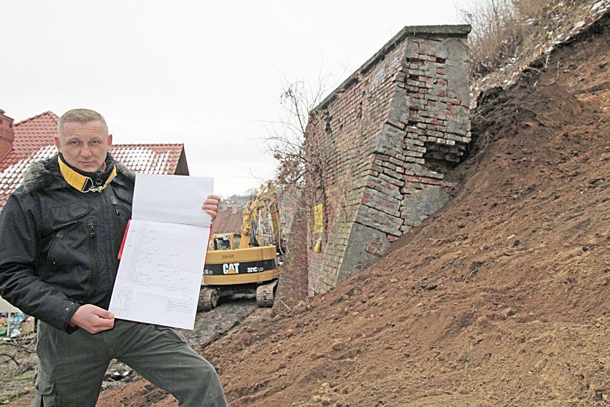 Skarpa zostanie zabezpieczona palisadą sięgającą nośnej warstwy podłoża – wyjaśnia Jacek Sobejko, specjalista ds. technicznych czuwający nad pracami. <br/>fot.Roman Kijanka