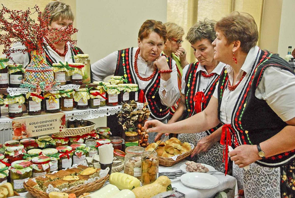 Zastawione po brzegi stoły świadczyły o bogatej tradycji kulinarnej powiatu jarosławskiego.<br/>fot.Roman Kijanka