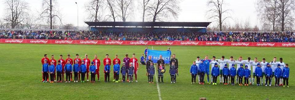 Reprezentacje Polski (z lewej) i Irlandii Północnej tuż przed rozpoczęciem meczu na stadionie przy ulicy Bandurskiego w Jarosławiu.<br/>fot.Dominik Budzowski