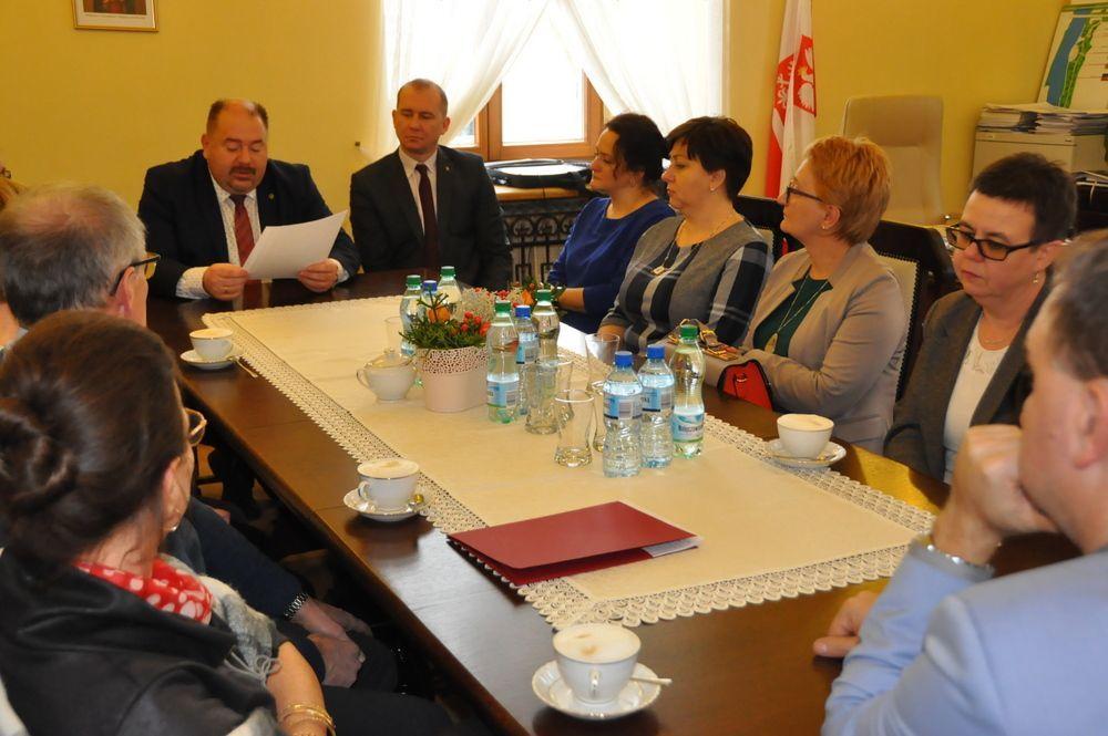 Władze Jarosławia i dyrektorzy gimnazjów apelują o zaniechanie zapowiadanych reform w oświacie.<br/>fot.Roman Kijanka