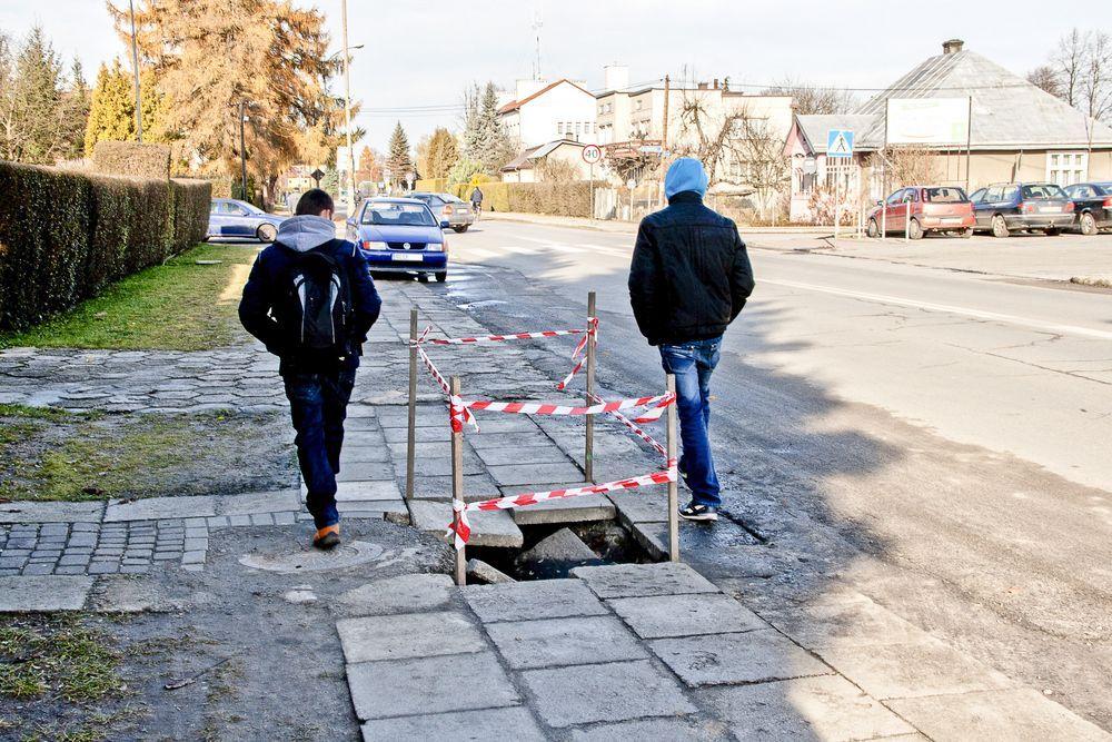 Czy miasto zmusi wykonawcę do poprawienia chodnika?<br/>fot.Marcin Materniak