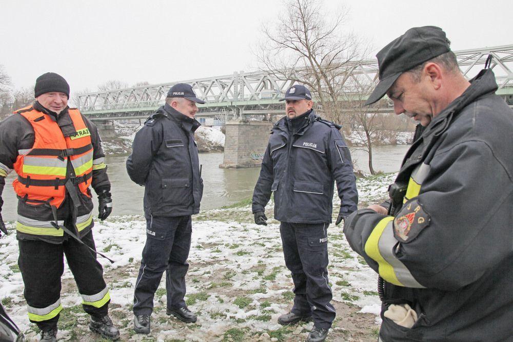 Pogoda nie sprzyjała poszukującym, mimo to policjanci i strażacy przeczesywali dolny bieg Sanu do granic powiatu.<br/>fot.Roman Kijanka