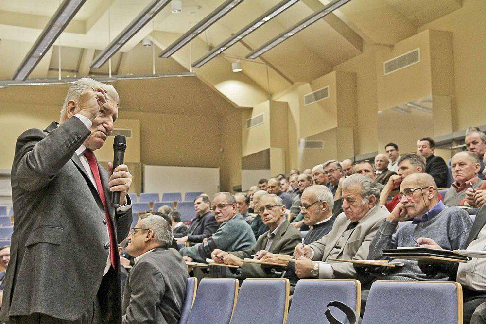 –Najlepszy miód to ten prosto z pasieki. Poddany procesom związanym z dystrybucją już część swych właściwości traci – zapewniał prof. Artur Stojko, specjalista od apiterapii.<br/>fot.Roman Kijanka