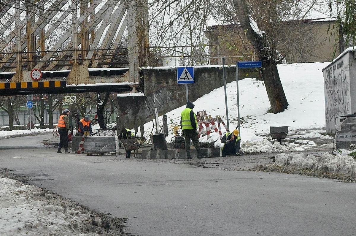 Prace przy układaniu nowej kostki trwały mimo zimowej aury. <br/>fot.Paweł Bugira