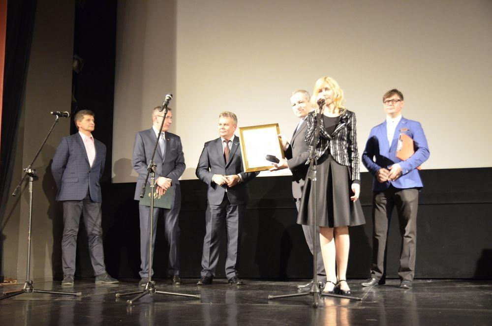 Na pamiątkę wizyty w Przemyślu konsul generalny Niemiec w Polsce dr Michael Groß od organizatorów otrzymał akwarelę Leszka Matysiaka, prezesa Klubu Plastyka Nieprofesjonalnego działającego przy CK od kilkudziesięciu lat.<br/>fot.Aleksandra Nowotyńska