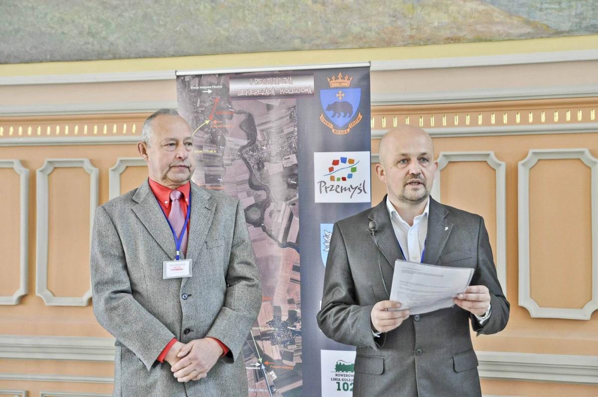 – W ciągu kilku dni wykonaliśmy to, co było niemożliwe – powiedział na konferencji prasowej podsumowującej akcję Karol Gajdzik (z prawej). Obok Wacław Majka. <br/>fot.Paweł Bugira