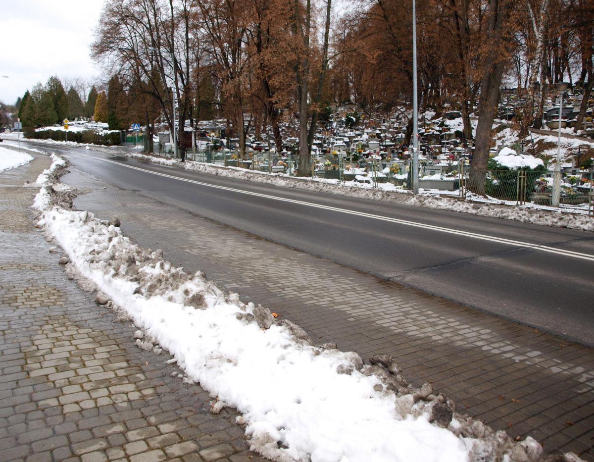 Zatoczka autobusowa naprzeciw bramy głównej cmentarza na Zasaniu wciąż jest. Nie wiadomo jednak, czy będą się w niej zatrzymywały autobusy MZK.<br/>fot.Mariusz Godos