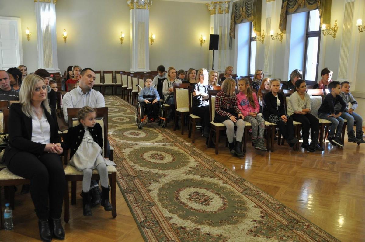 Spotkanie w bibliotece zgromadziło laureatów konkursu oraz autorów prac zamieszczonych na wystawie.<br/>fot.Paweł Bugira