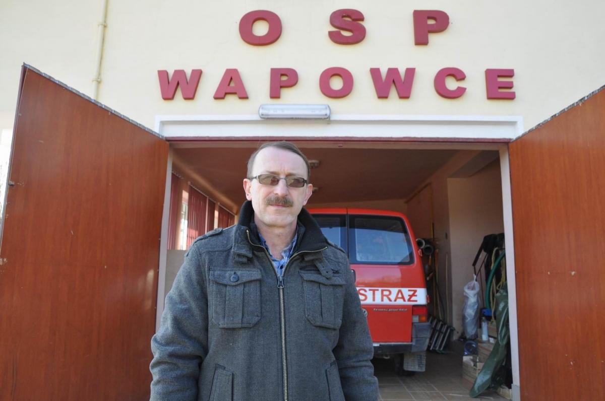 Dariusz Kinasz jest nie tylko sołtysem, ale również naczelnikiem Ochotniczej Straży Pożarnej w Wapowcach. <br/>fot.Paweł Bugira