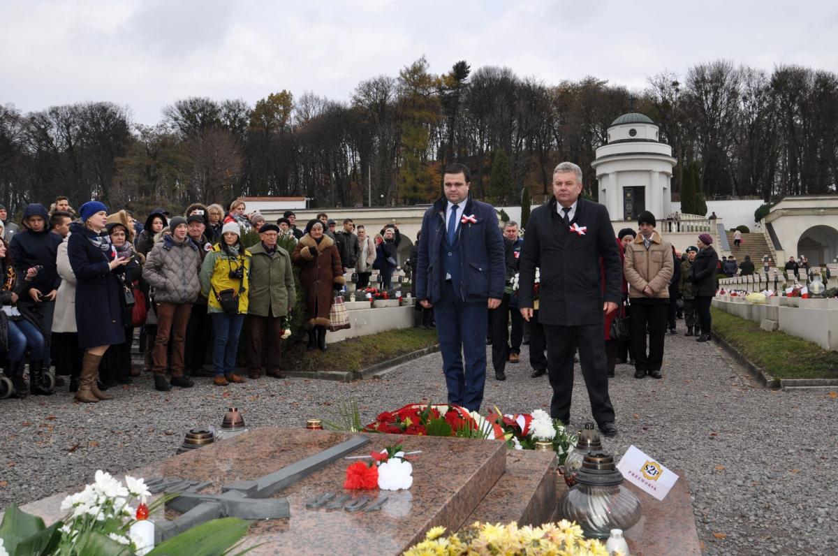 Zastępca prezydenta miasta Janusz Hamryszczak (z prawej) i sekretarz miasta Dariusz Łapa na Cmentarzu Łyczakowskim we Lwowie.<br/>fot.UM Przemyśl