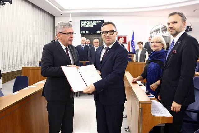 Przemyślanin Rafał Sura (z prawej) 16 listopada br. odebrał nominację na członka Rady Polityki Pieniężnej.<br/>fot.Katarzyna Czerwińska