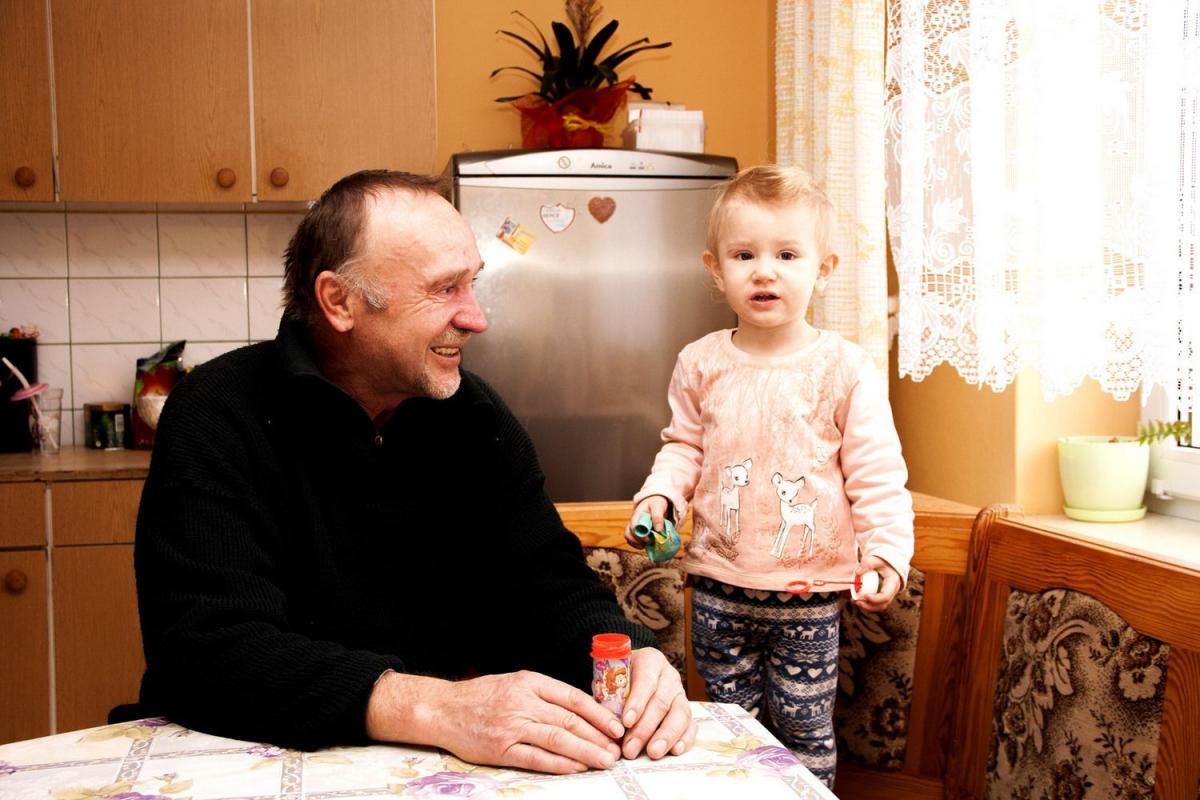 Największą radością sołtysa Mariana Pachołka są wnuki, z którymi stara się spędzić każdą wolną chwilę. Na zdjęciu z wnuczką Antosią.<br/>fot.Marcin Materniak