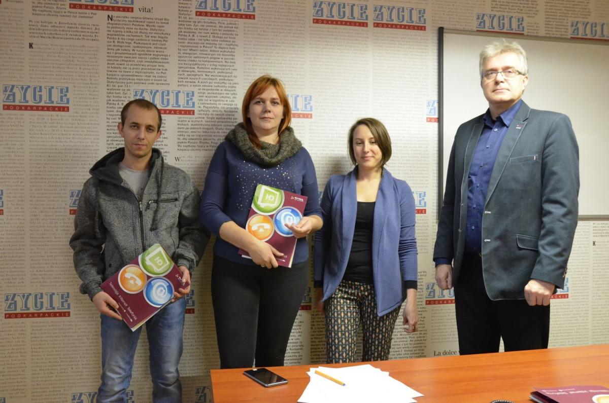 Zwyciężczyni Małgorzata Kazienko-Fall w towarzystwie brata Piotra Dudy, Sylwia Mikuła, dyrektor marketingu ŻP oraz Janusz Kroczek z Przemyskiej Telewizji Kablowej Toya w Przemyślu.fot.Aleksandra Nowotyńska