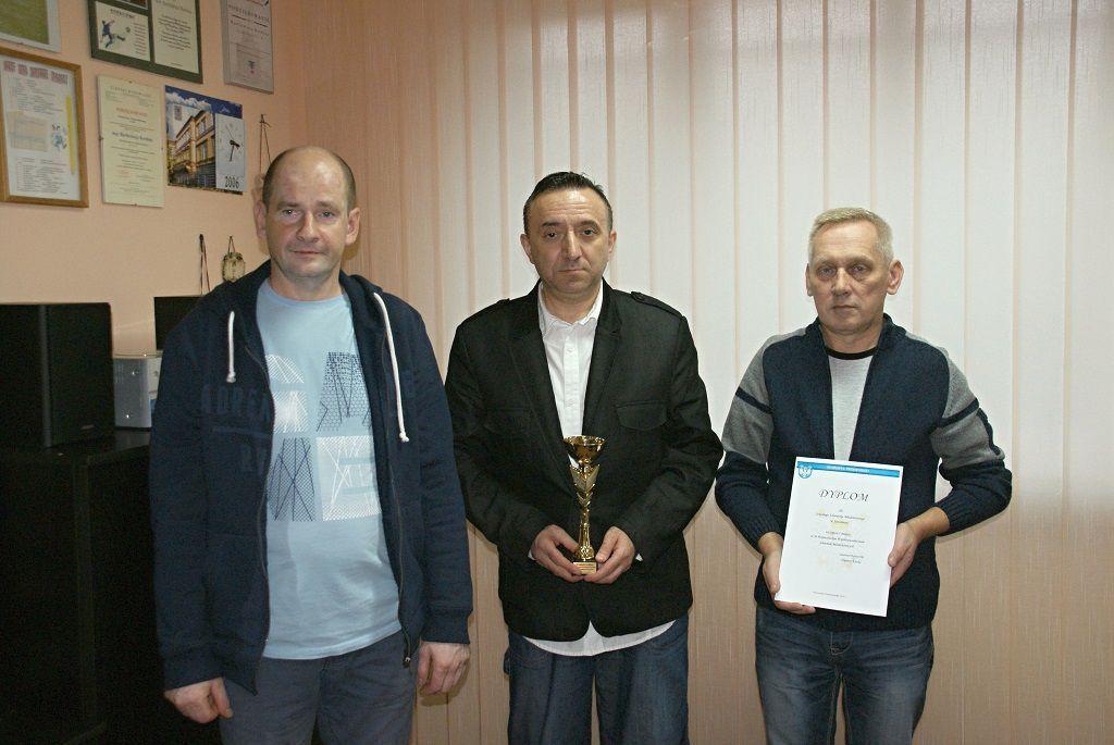 Bartłomiej Kordas, dyrektor Zespołu Placówek Oświatowo-Wychowawczych w Jarosławiu z pamiątkowym pucharem razem z organizatorami konkursu.<br/>fot.ZPOW Jarosław