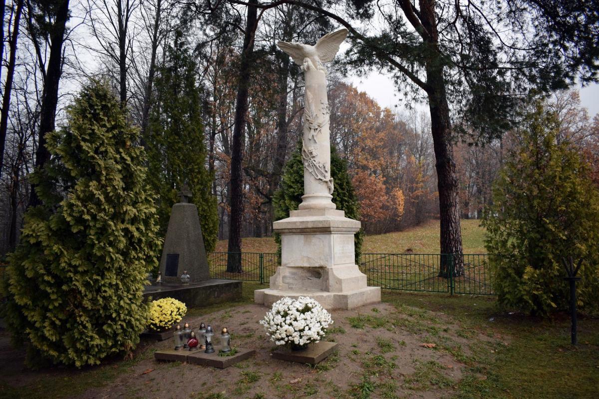 Pomnik Niepodległości to jeden z najważniejszych zabytków w Horyńcu-Zdroju i cenny eksponat bruśnieńskiej sztuki ludowej dłuta Grzegorza Kuźniewicza.<br/>fot.Justyna Zając