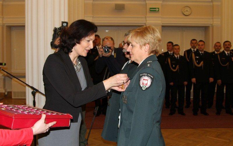 Ewa Leniart, wojewoda podkarpacki, wręczyła odznaczenia państwowe przedstawicielom służb mundurowych województwa podkarpackiego. W ich gronie znaleźli się funkcjonariusze Izby Celnej w Przemyślu, m.in. podkom. Elżbieta Sawicka.