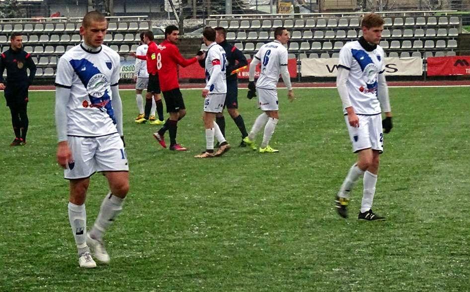 Jarosławianie (jasne stroje) przegrali na zakończenie rundy jesiennej na sztucznej murawie stadionu Podhala w Nowym Targu.<br/>fot.Dominik Budzowski