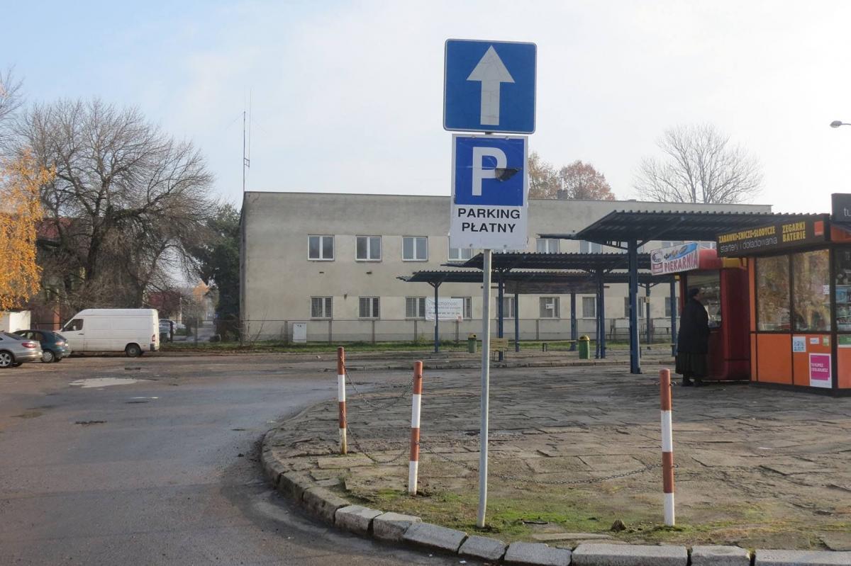 Znak informujący o płatnym parkingu został odsłonięty.<br/>fot.Barbara Chmura