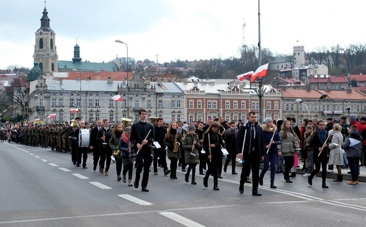 Uczestnicy uroczystości w drodze przed pomnik Orląt Przemyskich.<br/>fot.zbiory własne