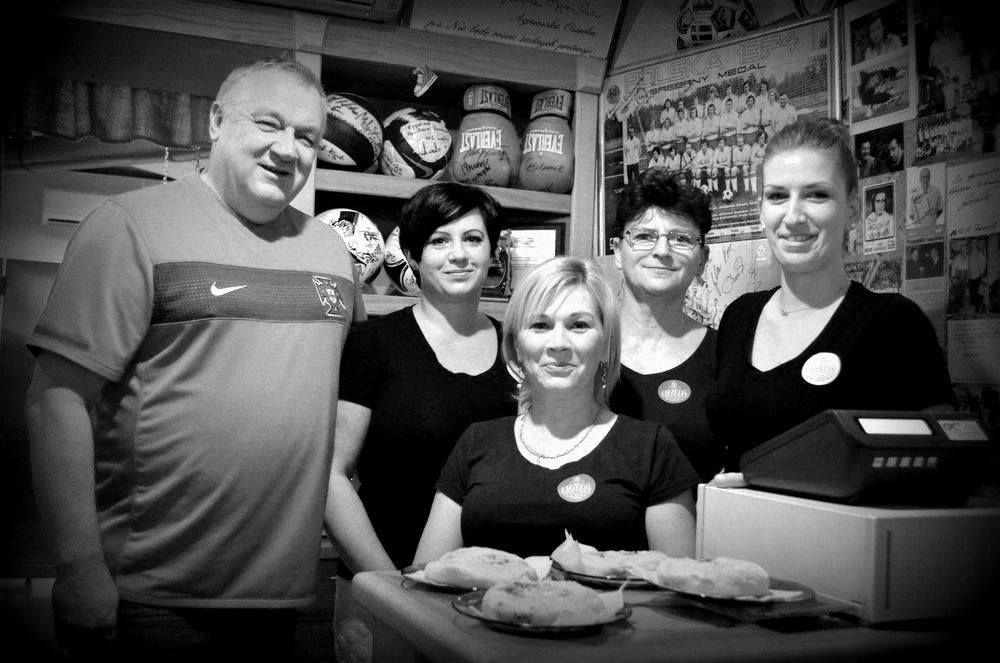 Krzysztof Dominiak (z lewej) w swojej ukochanej pizzerii.<br/>fot.Aleksandra Białoń