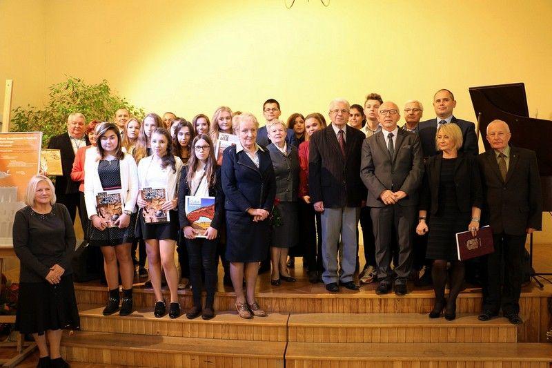 Wyróżnieni uczestnicy konkursu im. J. Hordyńskiego razem z organizatorami.<br/>fot.UM Jarosław