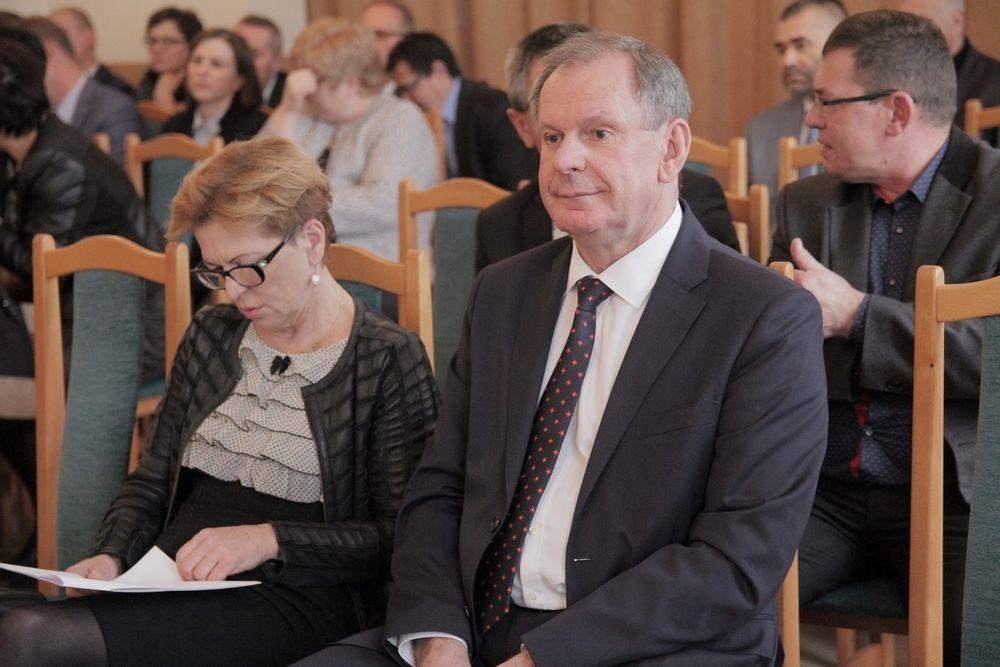 Sesji, na której radni rozpatrywali obciążenie szpitalnej hipoteki jako zabezpieczenie pod kredyt, przysłuchiwał się Stanisław Krasny, dyrektor COM.<br/>fot.Roman Kijanka
