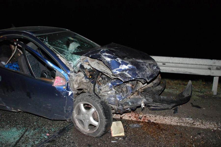Opel tigra po zderzeniu z ciężarowym dafem.<br/>fot.KPP Brzozów